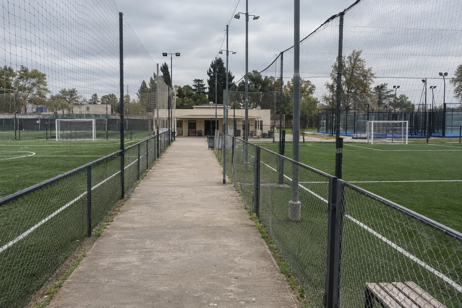 Pasillo entre las canchas de fútbol 7 al aire libre de La Redonda